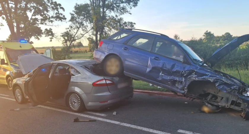  Policjantów zaskoczył widok subaru, którego tylna oś znajdowała się na klapie bagażnika osobowego forda (Fot. KPP Lidzbark Warmiński)