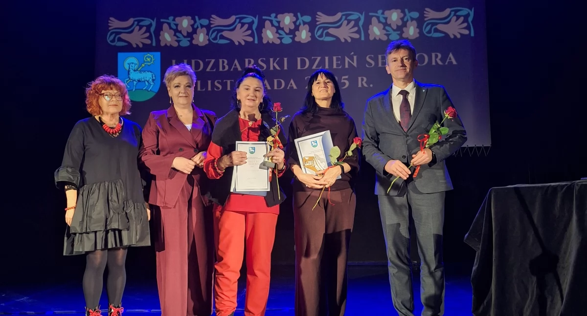 Burmistrz Lidzbarka Warmińskiego, Jacek Wiśniowski, podziękował Miejskiej Radzie Seniorów za jej pracę i zaangażowanie, podkreślając znaczenie działań integrujących środowisko osób starszych (Fot. LDK Lidzbark Warmiński)