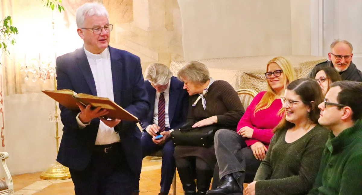 Do Oranżerii Kultury przybyło liczne grono gości – mieszkańców, regionalistów, miłośników literatury i historii – przyciągniętych wyjątkową możliwością zobaczenia autentycznych rękopisów Ignacego Krasickiego Fot. (Oranżeria Kultury) 