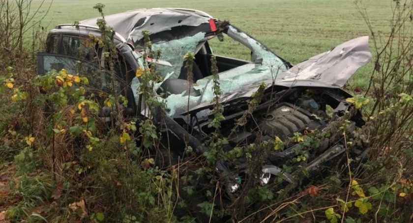 Z uwagi na uszkodzenia pojazdu policjanci zatrzymali dowód rejestracyjny volkswagena