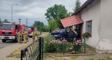 W Mingajnach (gm. Orneta) młody kierowca uderzył w dom