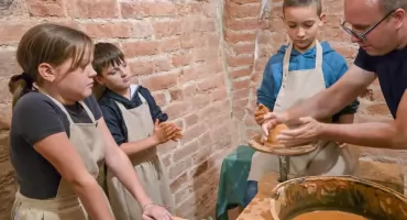 Warsztaty garncarskie w muzeum w Lidzbarku Warmińskim: dzieci z Ponik tworzyły naczynia i kafle